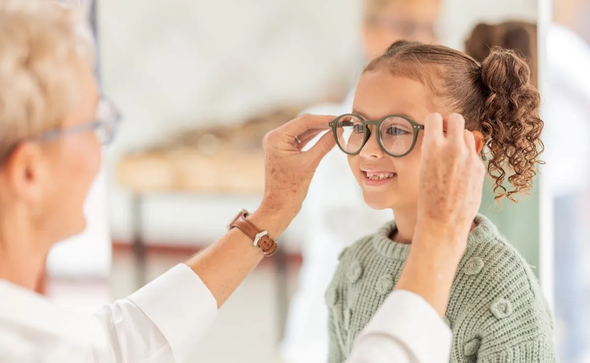 Franke Unternehmensgruppe – Immobilien – Sehvermögen, Augenpflege, Brillen und Kind beim Optiker für augenärztliche Beratung, Hilfe oder Unterstützung bei Sehproblemen.